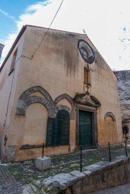 Antik Roma hamamlarının kalıntıları üzerine inşa edilecekti. Şu anda ibadethane olarak kullanılmıyor ve tüm ülke için daha fazla sivil kullanım için daha değerli olabilir..
