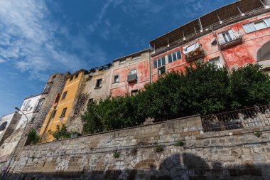 Teano, Caserta, Campania. Roccamonfina volkanik kütlesinin yamaçlarında yer alan Roma öncesi kökenli bir kasaba. Tarihi merkezin görüntüsü.