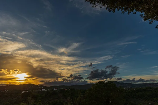 Molise, Adriyatik Denizi 'ne bakan bir İtalyan bölgesidir. Abruzzo Ulusal Parkı 'nın zengin vahşi yaşam ve patikaları olan Appennine dağ sırasındaki bir bölümünü içerir..