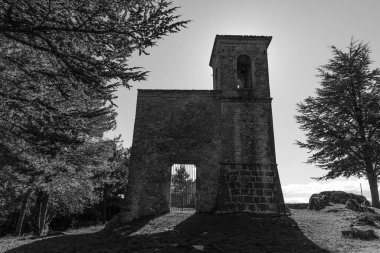 Tepedeki antik kilise, 15. yüzyıla dayanıyor, bugün, özellikle yaz aylarında, tiyatro ve klasik müzik etkinliklerine ev sahipliği yapıyor..