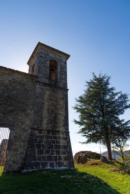 Tepedeki antik kilise, 15. yüzyıla dayanıyor, bugün, özellikle yaz aylarında, tiyatro ve klasik müzik etkinliklerine ev sahipliği yapıyor..