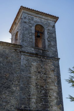 Tepedeki antik kilise, 15. yüzyıla dayanıyor, bugün, özellikle yaz aylarında, tiyatro ve klasik müzik etkinliklerine ev sahipliği yapıyor..