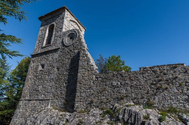 Tepedeki antik kilise, 15. yüzyıla dayanıyor, bugün, özellikle yaz aylarında, tiyatro ve klasik müzik etkinliklerine ev sahipliği yapıyor..
