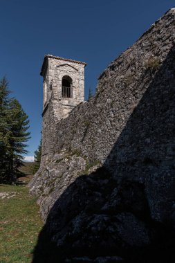 Tepedeki antik kilise, 15. yüzyıla dayanıyor, bugün, özellikle yaz aylarında, tiyatro ve klasik müzik etkinliklerine ev sahipliği yapıyor..