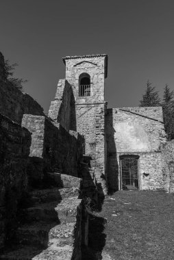 Tepedeki antik kilise, 15. yüzyıla dayanıyor, bugün, özellikle yaz aylarında, tiyatro ve klasik müzik etkinliklerine ev sahipliği yapıyor..