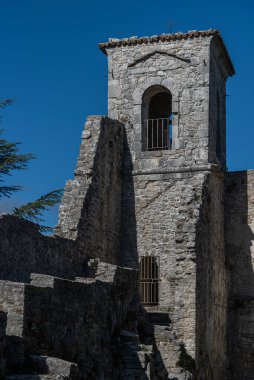 Tepedeki antik kilise, 15. yüzyıla dayanıyor, bugün, özellikle yaz aylarında, tiyatro ve klasik müzik etkinliklerine ev sahipliği yapıyor..