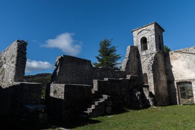 Tepedeki antik kilise, 15. yüzyıla dayanıyor, bugün, özellikle yaz aylarında, tiyatro ve klasik müzik etkinliklerine ev sahipliği yapıyor..