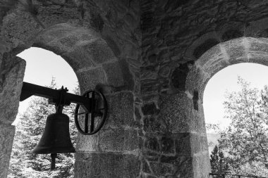 Tepedeki antik kilise, 15. yüzyıla dayanıyor, bugün, özellikle yaz aylarında, tiyatro ve klasik müzik etkinliklerine ev sahipliği yapıyor..