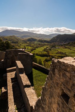 Tepedeki antik kilise, 15. yüzyıla dayanıyor, bugün, özellikle yaz aylarında, tiyatro ve klasik müzik etkinliklerine ev sahipliği yapıyor..