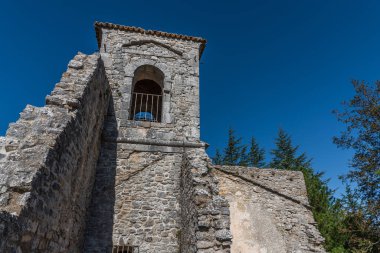 Tepedeki antik kilise, 15. yüzyıla dayanıyor, bugün, özellikle yaz aylarında, tiyatro ve klasik müzik etkinliklerine ev sahipliği yapıyor..