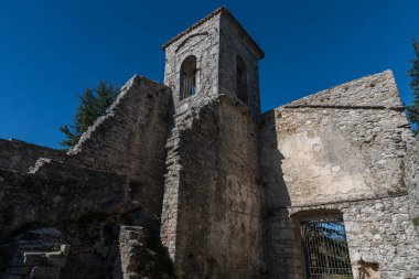 Tepedeki antik kilise, 15. yüzyıla dayanıyor, bugün, özellikle yaz aylarında, tiyatro ve klasik müzik etkinliklerine ev sahipliği yapıyor..
