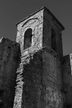 Tepedeki antik kilise, 15. yüzyıla dayanıyor, bugün, özellikle yaz aylarında, tiyatro ve klasik müzik etkinliklerine ev sahipliği yapıyor..