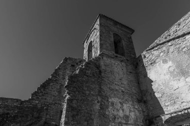 Tepedeki antik kilise, 15. yüzyıla dayanıyor, bugün, özellikle yaz aylarında, tiyatro ve klasik müzik etkinliklerine ev sahipliği yapıyor..
