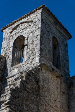 Tepedeki antik kilise, 15. yüzyıla dayanıyor, bugün, özellikle yaz aylarında, tiyatro ve klasik müzik etkinliklerine ev sahipliği yapıyor..