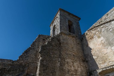 Tepedeki antik kilise, 15. yüzyıla dayanıyor, bugün, özellikle yaz aylarında, tiyatro ve klasik müzik etkinliklerine ev sahipliği yapıyor..