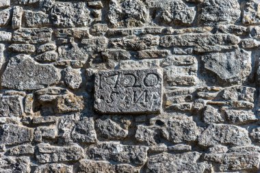 Tepedeki antik kilise, 15. yüzyıla dayanıyor, bugün, özellikle yaz aylarında, tiyatro ve klasik müzik etkinliklerine ev sahipliği yapıyor..