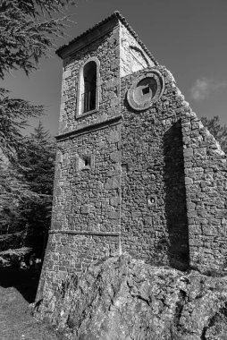 Tepedeki antik kilise, 15. yüzyıla dayanıyor, bugün, özellikle yaz aylarında, tiyatro ve klasik müzik etkinliklerine ev sahipliği yapıyor..