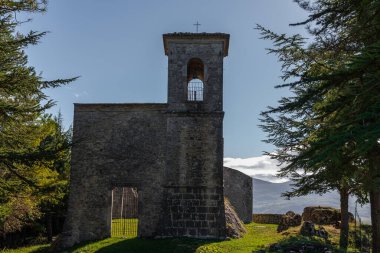 Tepedeki antik kilise, 15. yüzyıla dayanıyor, bugün, özellikle yaz aylarında, tiyatro ve klasik müzik etkinliklerine ev sahipliği yapıyor..