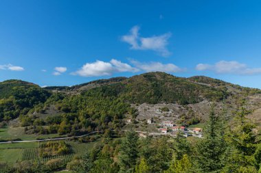 Molise, Adriyatik Denizi 'ne bakan bir İtalyan bölgesidir. Abruzzo Ulusal Parkı 'nın zengin vahşi yaşam ve patikaları olan Appennine dağ sırasındaki bir bölümünü içerir..