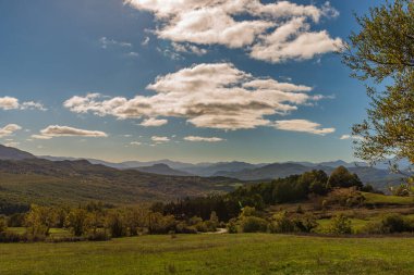 Molise, Adriyatik Denizi 'ne bakan bir İtalyan bölgesidir. Abruzzo Ulusal Parkı 'nın zengin vahşi yaşam ve patikaları olan Appennine dağ sırasındaki bir bölümünü içerir..