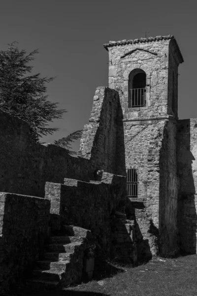 丘の上に位置する古代の教会 15世紀にさかのぼる 特に夏の数ヶ月で 演劇やクラシック音楽のイベントをホストします — ストック写真