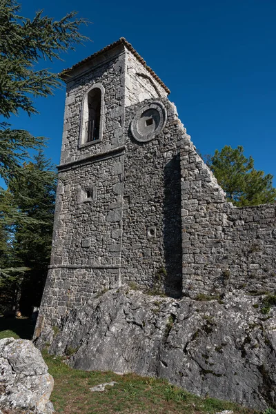 Starożytny Kościół Położony Wzgórzu Datowany Wiek Którym Dziś Szczególnie Miesiącach — Zdjęcie stockowe