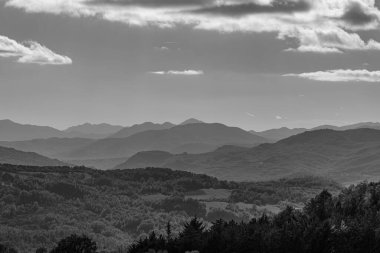 Molise, Adriyatik Denizi 'ne bakan bir İtalyan bölgesidir. Abruzzo Ulusal Parkı 'nın zengin vahşi yaşam ve patikaları olan Appennine dağ sırasındaki bir bölümünü içerir..