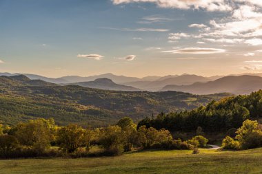 Molise, Adriyatik Denizi 'ne bakan bir İtalyan bölgesidir. Abruzzo Ulusal Parkı 'nın zengin vahşi yaşam ve patikaları olan Appennine dağ sırasındaki bir bölümünü içerir..