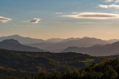 Molise, Adriyatik Denizi 'ne bakan bir İtalyan bölgesidir. Abruzzo Ulusal Parkı 'nın zengin vahşi yaşam ve patikaları olan Appennine dağ sırasındaki bir bölümünü içerir..