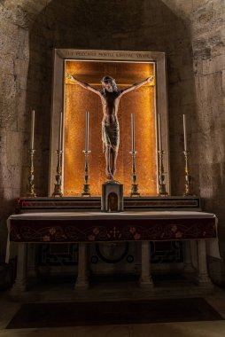 Şehrin koruyucu azizine adanmış katedrali, belki de Bazilika del Foro adlı bir Roma kamu binasının sahasında duruyor ve 11 ile 16. Yüzyıl arasında önemli ölçüde değişen birden fazla inşaat olayının sonucu..