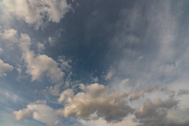 Gökyüzündeki bulutlar. Bulutlarla dolu bir gökyüzünün muhteşem manzarası. Bulutlu bir gökyüzünün derinliği ve üç boyutlu.