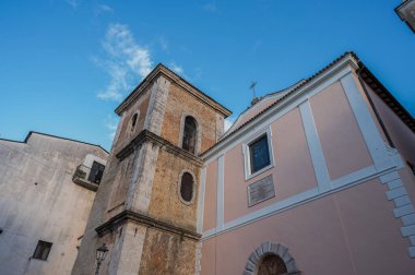 Isernia, Molise. Santa Chiara Kilisesi. Ana cephe görüntüsü.