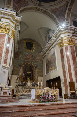 Isernia, Molise. Havari Aziz Petrus Katedrali, Isernia şehrinin en önemli Katolik binasıdır..