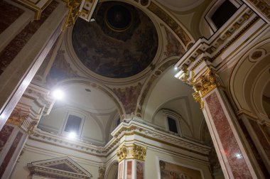 Isernia, Molise. Havari Aziz Petrus Katedrali, Isernia şehrinin en önemli Katolik binasıdır..