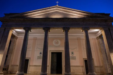 Isernia, Molise. Havari Aziz Petrus Katedrali, Isernia şehrinin en önemli Katolik binasıdır..