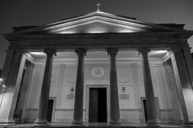 Isernia, Molise. Havari Aziz Petrus Katedrali, Isernia şehrinin en önemli Katolik binasıdır..