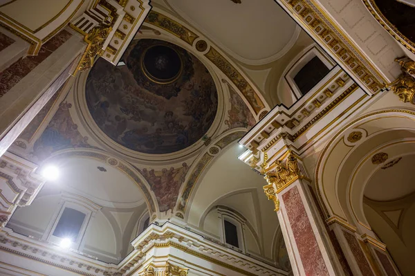 Isernia, Molise. Havari Aziz Petrus Katedrali, Isernia şehrinin en önemli Katolik binasıdır..