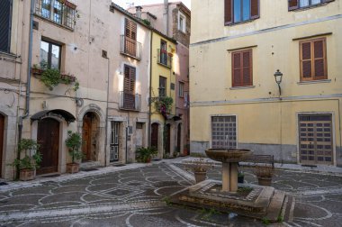 Eşanlamlı Molise ilinin başkenti İsernia 'nın tarihi merkezinin parıltıları, yazın serin iklimi olan ve kışın çok soğuk olmayan hoş bir kasaba..