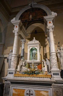 The church of S. Francesco or sanctuary of the Eucharistic Miracle is annexed to the homonymous convent of the Friars Conventual. It contains the famous relics of the Eucharistic miracle of Lanciano.