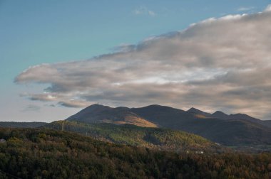 Molise, Adriyatik Denizi kıyısında uzanan bir İtalyan dağlık bölgesidir. Apennine Dağları 'ndaki Abruzzo Milli Parkı' nın zengin bir kısmını kapsıyor..