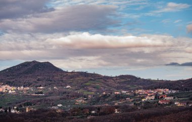 Molise, Adriyatik Denizi kıyısında uzanan bir İtalyan dağlık bölgesidir. Apennine Dağları 'ndaki Abruzzo Milli Parkı' nın zengin bir kısmını kapsıyor..