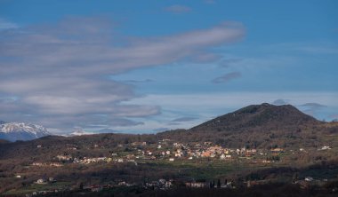 Molise, Adriyatik Denizi kıyısında uzanan bir İtalyan dağlık bölgesidir. Apennine Dağları 'ndaki Abruzzo Milli Parkı' nın zengin bir kısmını kapsıyor..