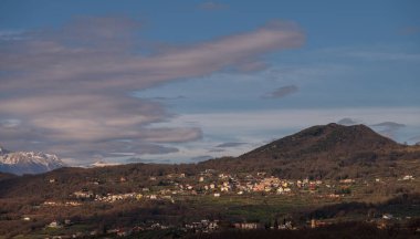 Molise, Adriyatik Denizi kıyısında uzanan bir İtalyan dağlık bölgesidir. Apennine Dağları 'ndaki Abruzzo Milli Parkı' nın zengin bir kısmını kapsıyor..