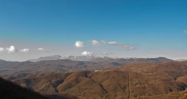 Molise, Adriyatik Denizi kıyısında uzanan bir İtalyan dağlık bölgesidir. Apennine Dağları 'ndaki Abruzzo Milli Parkı' nın zengin bir kısmını kapsıyor..