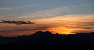 Molise, Adriyatik Denizi 'ne bakan bir İtalyan bölgesidir. Abruzzo Ulusal Parkı 'nın zengin vahşi yaşam ve patikaları olan Appennine dağ sırasındaki bir bölümünü içerir..