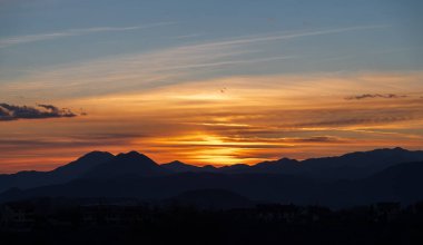Molise, Adriyatik Denizi 'ne bakan bir İtalyan bölgesidir. Abruzzo Ulusal Parkı 'nın zengin vahşi yaşam ve patikaları olan Appennine dağ sırasındaki bir bölümünü içerir..