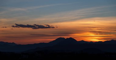 Molise, Adriyatik Denizi 'ne bakan bir İtalyan bölgesidir. Abruzzo Ulusal Parkı 'nın zengin vahşi yaşam ve patikaları olan Appennine dağ sırasındaki bir bölümünü içerir..