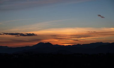 Molise, Adriyatik Denizi 'ne bakan bir İtalyan bölgesidir. Abruzzo Ulusal Parkı 'nın zengin vahşi yaşam ve patikaları olan Appennine dağ sırasındaki bir bölümünü içerir..