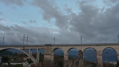 Isernia, Molise, İtalya. Santo Spirito demiryolu köprüsü. Görünüm