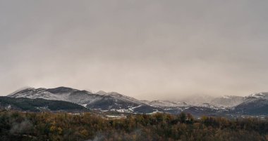Molise, Adriyatik Denizi kıyısında uzanan bir İtalyan dağlık bölgesidir. Apennine Dağları 'ndaki Abruzzo Milli Parkı' nın zengin bir kısmını kapsıyor..